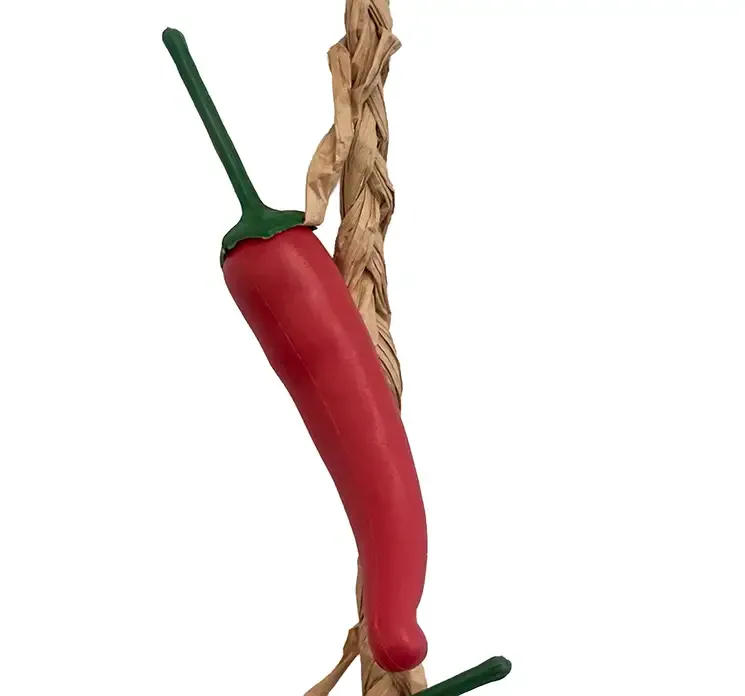 Kunstig chili ranke med røde chili af plast på jute reb closeup
