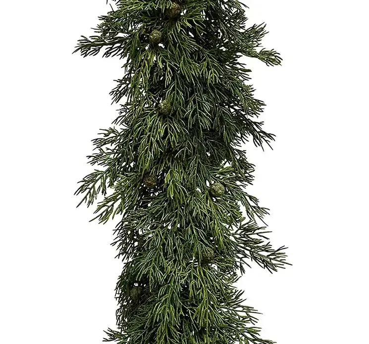 Kunstig granranke enebær af plast i grøn closeup