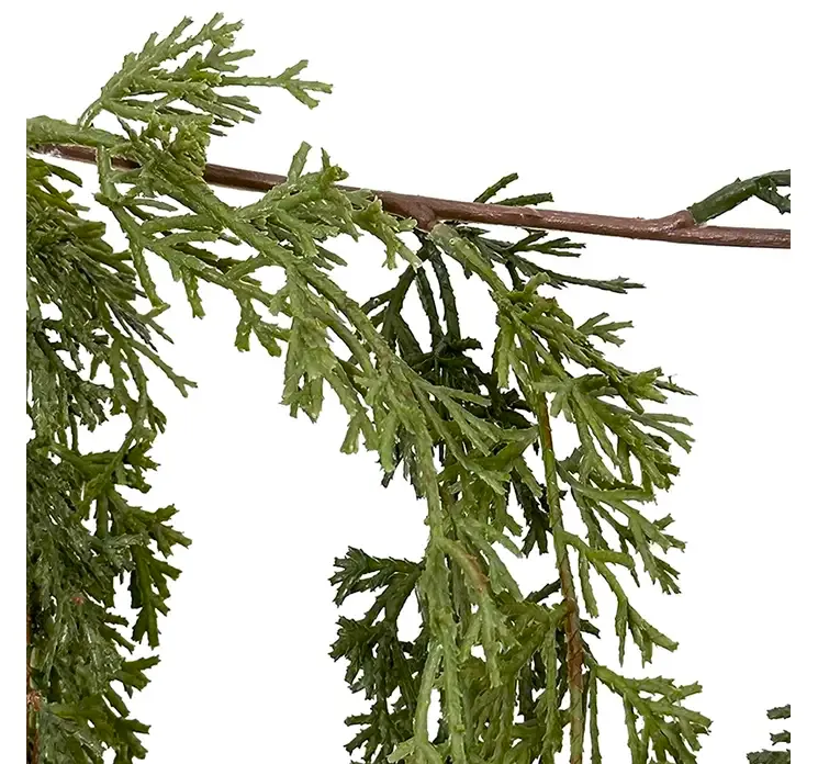 Kunstig granranke cypress af plast i grøn closeup