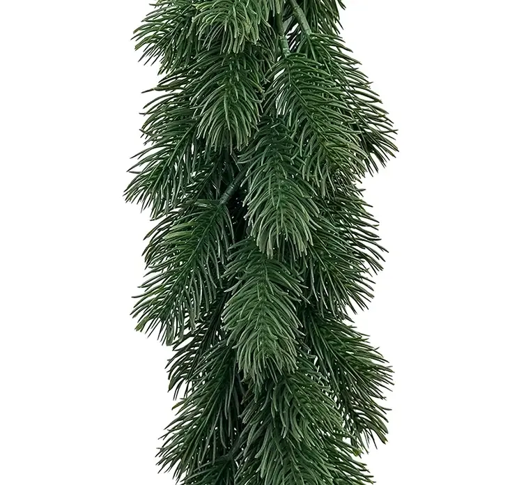 Kunstig granranke le mans af plast i grøn closeup