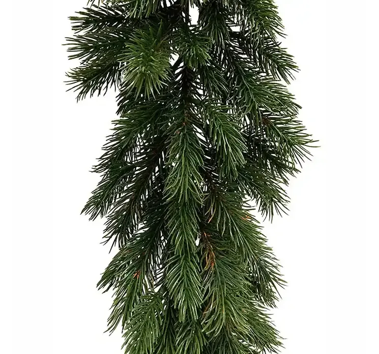 Kunstig granranke nisse af plast i grøn closeup