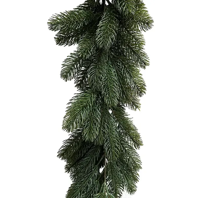 Kunstig granranke nisse af plast i grøn closeup