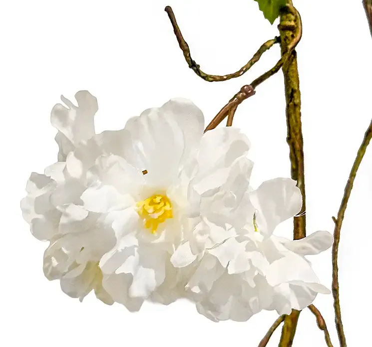 Kunstig kirsebærgrensranke med hvide blomster af plast closeup