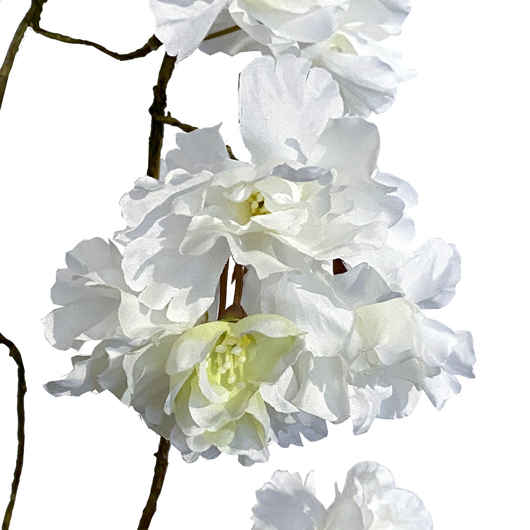 Kirsebærranke af plast med små hvide blomster closeup