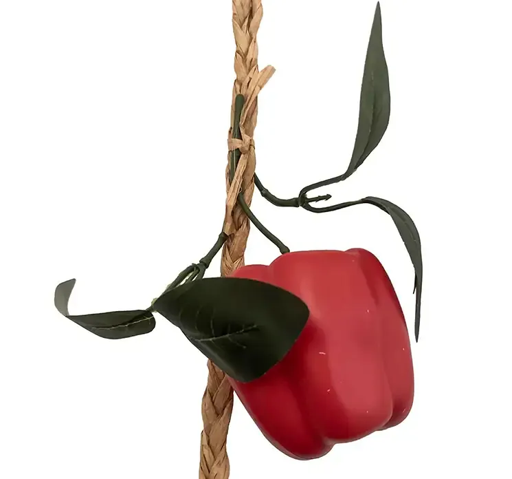 Kunstig ranke med peberfrugter i rød af plast og jute closeup