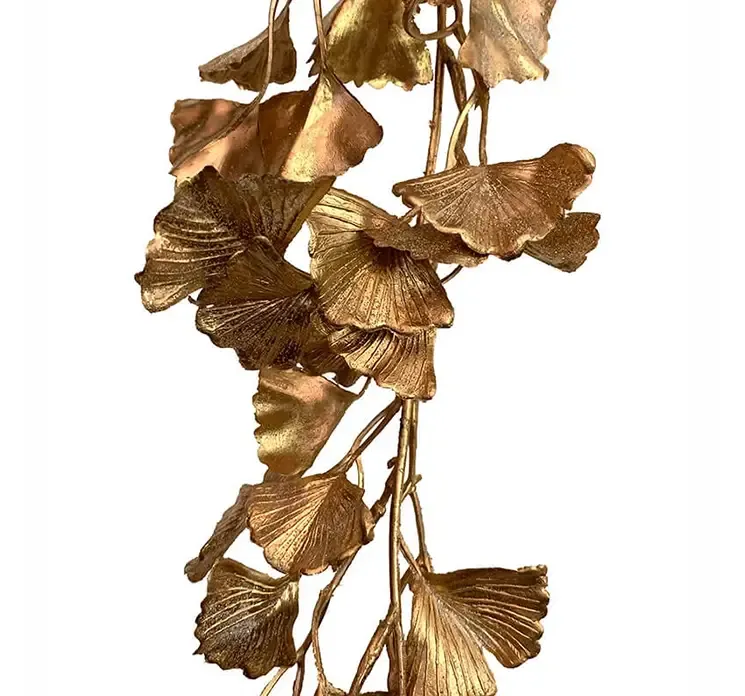 Kunstig tempeltræsranke i guld af plast closeup