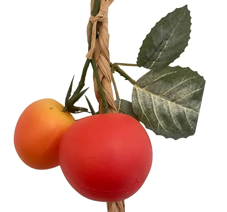 Kunstig tomatranke på flettet jute reb closeup