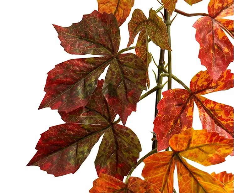 Kunstig vinblads ranke i flotte multi farvede efterårs farver closeup