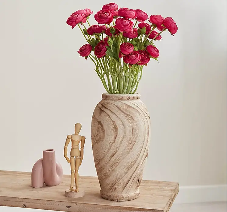 Ranunkel kunstig blomst af plast i pink vist i trævase i stuemiljø