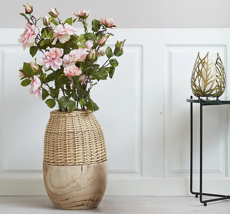 Vase af paulownia træ med flet vist med kunstige roser York i stuemiljø