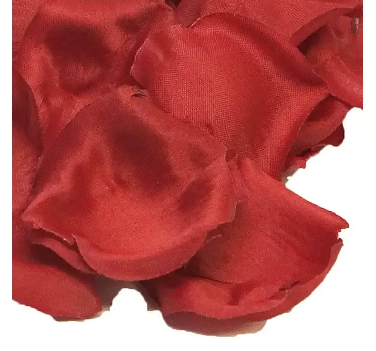 Kunstige rosenblade af satin i rød closeup