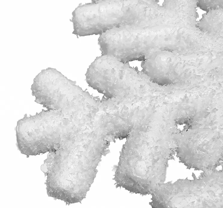 Kunstig snefnug i hvid af hård plast closeup