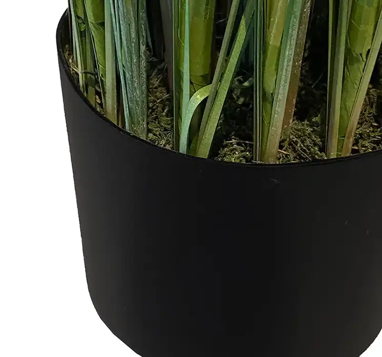 Søgræs kunstig af plast i grøn sat i sort potte 120cm closeup af potte