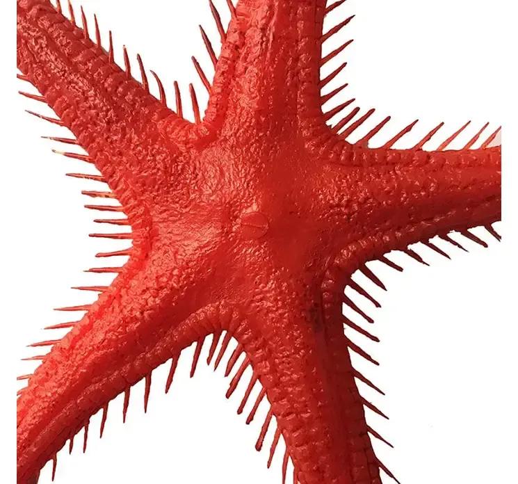 Kunstig søstjerne af plast i rød closeup