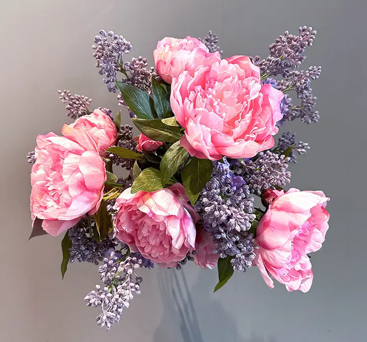 Pæon kunstig blomst af plast i lyserød sat sammen i en buket med kunstige syrener af plast i lilla