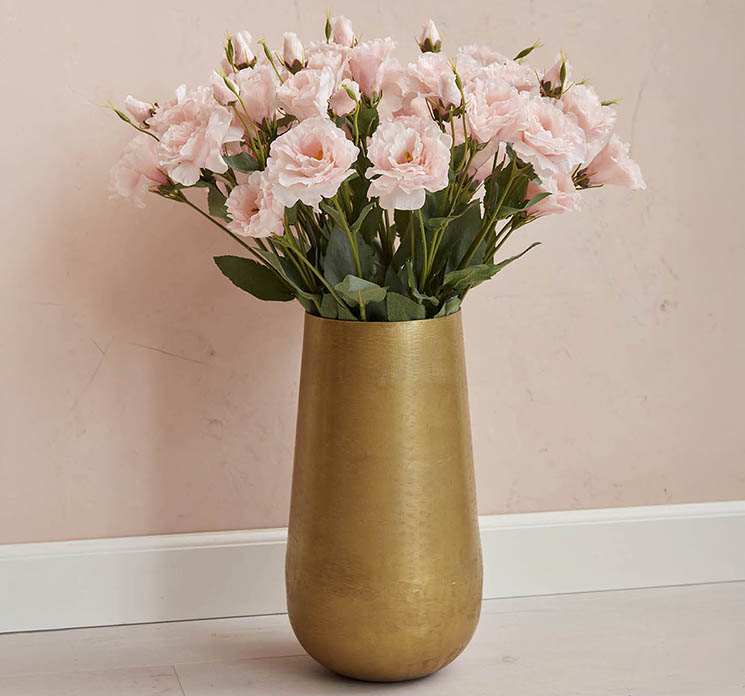 Texas klokke også kaldet eustoma praerieensian kunstig blomast  af plast i rosa vist som buket i guld farvet vase