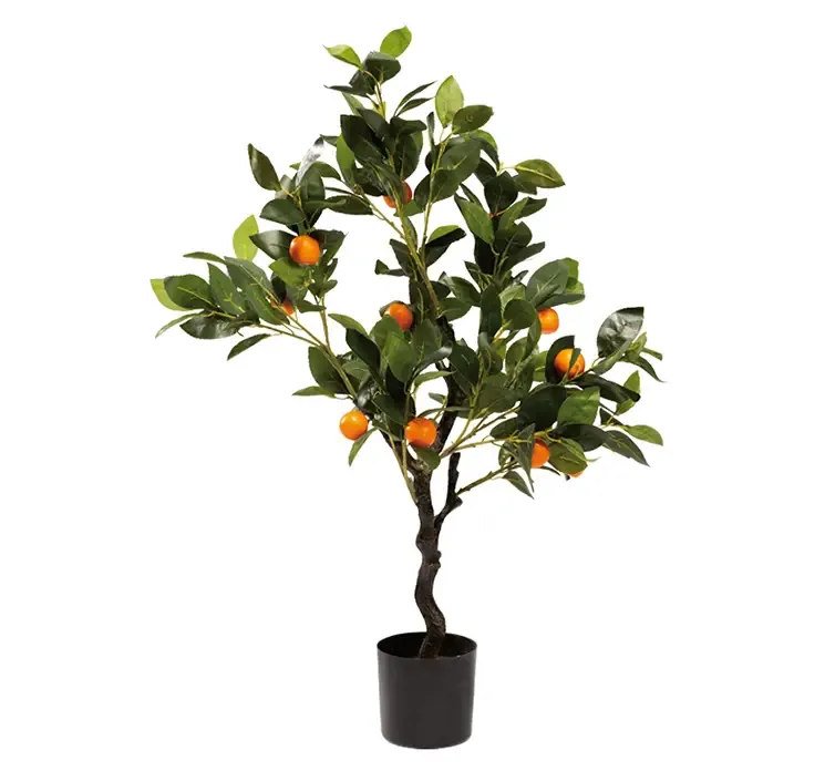 Kunstig appelsintræ i potte af plast