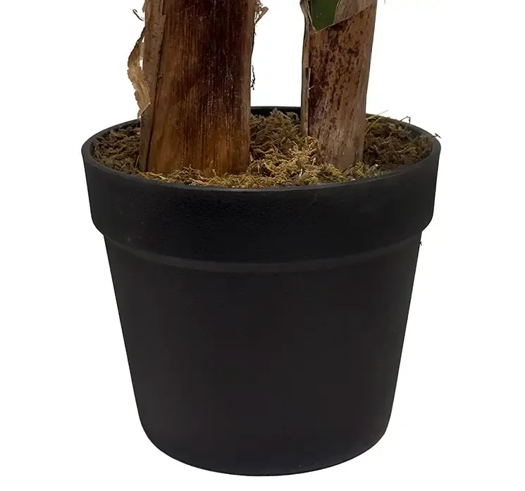 Kunstig banantræ i potte af plast closeup af potte