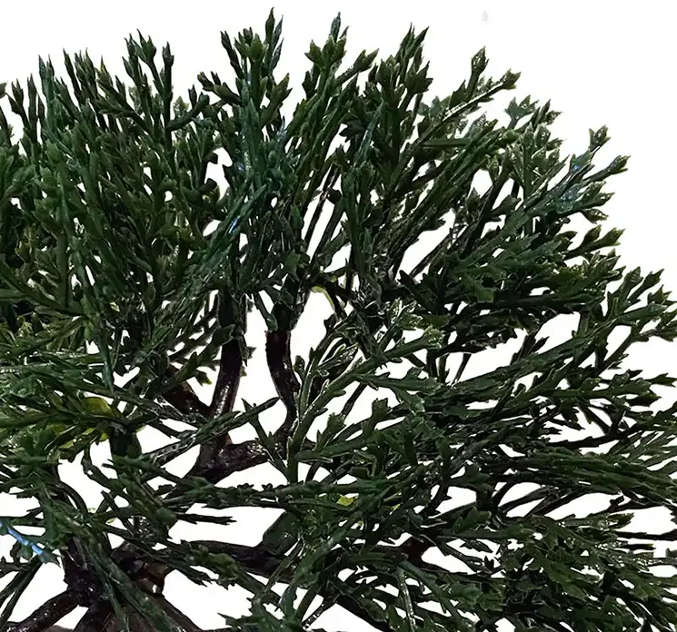 Bonsai kunstig træ af plast i grøn i cement potte closeup