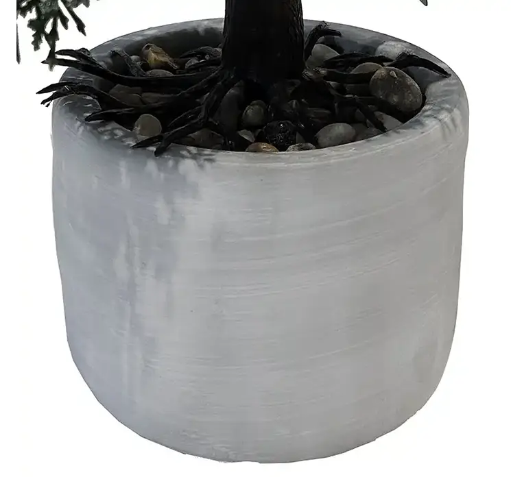 Bonsai kunstig træ af plast i grøn i cement potte closeup af potte