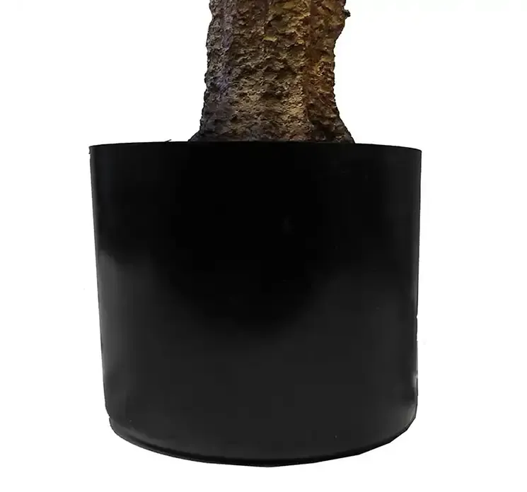 Kunstig citron træ i sort potte closeup af stamme og potte