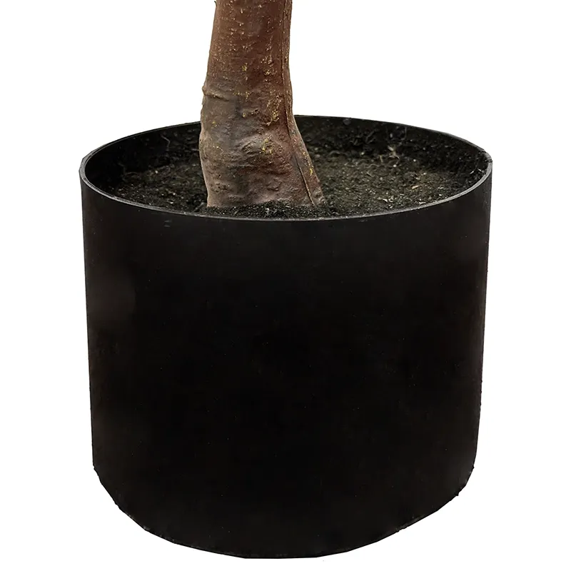 Kunstig eukalyptus træ i potte af plast closeup af potte