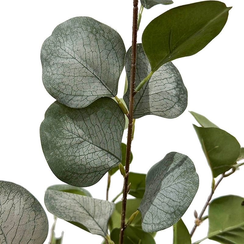 Kunstig eukalyptustræ i sort potte, af plast, grøn closeup