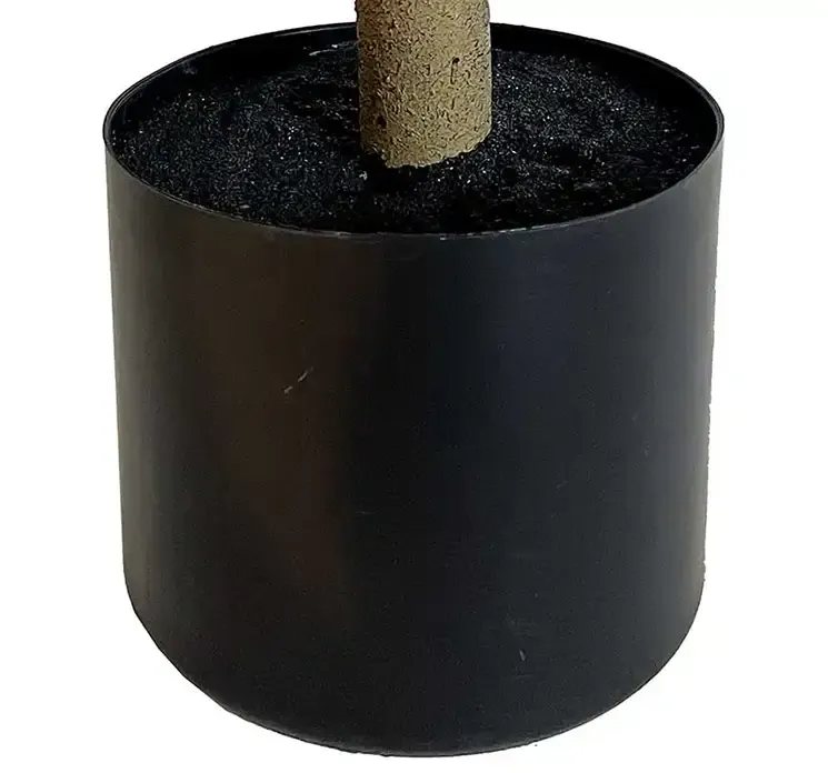 Kunstig figentræ i sort potte af plast closeup af potte