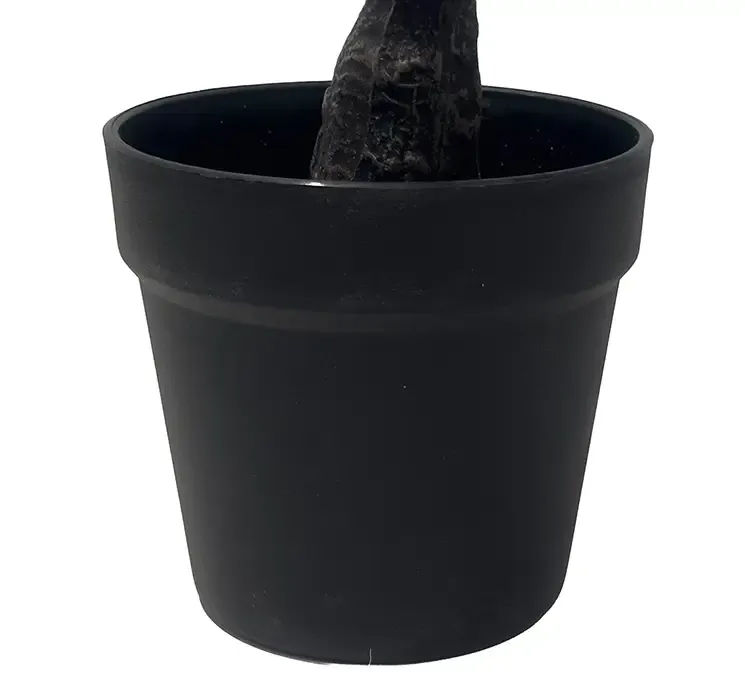 Kunstig kirsebærtræ med lyserøde blomster i sort potte af plast closeup af potte