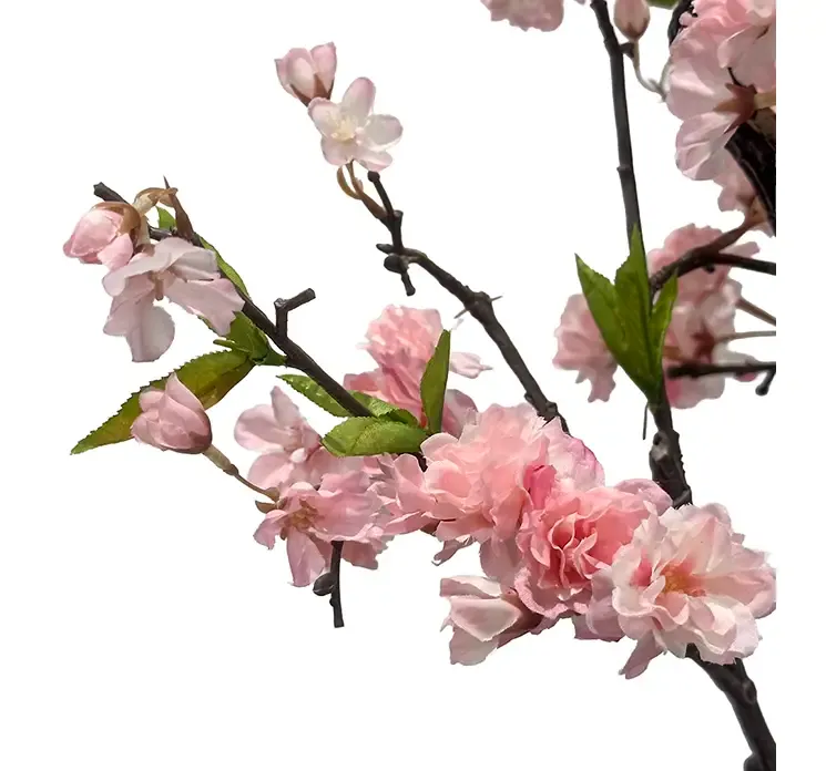 Kunstig kirsebærtræ med lyserøde blomster i sort potte af plast closeup af blomster