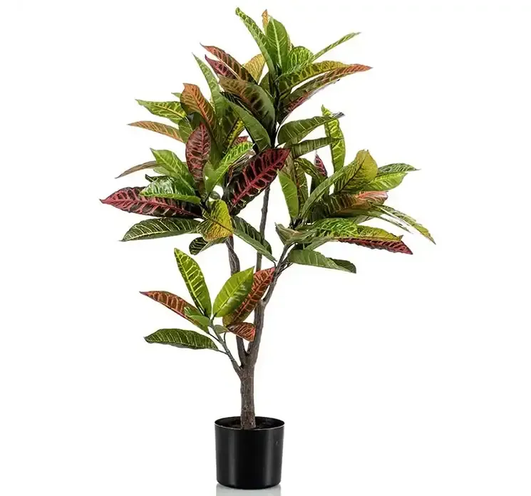 Kunstig krotontræ i sort potte af plast og med farvede blade