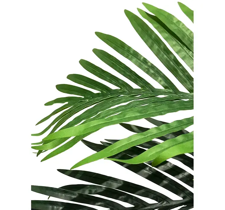 Kunstig palmetræ i sort potte af plast closeup af blade