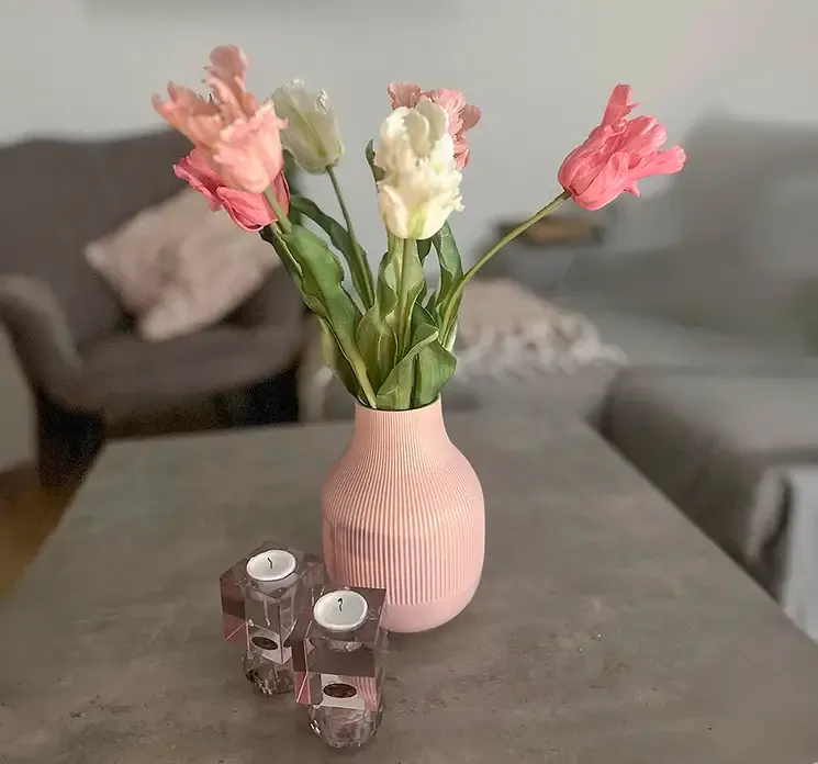 Kunstig tulipan buket vist i stuemiljø