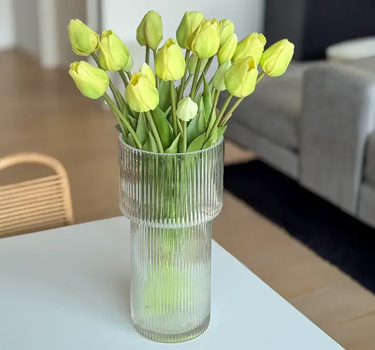 Kunstig tulipan buket i lys grøn af gummi og plast vist på spisebord i miljø