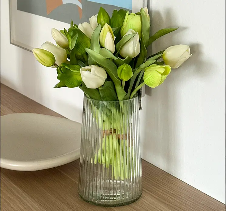 Tulipan buket af kunstige blomster i hvid og meget naturtro, vist i vase men grønne tulipaner