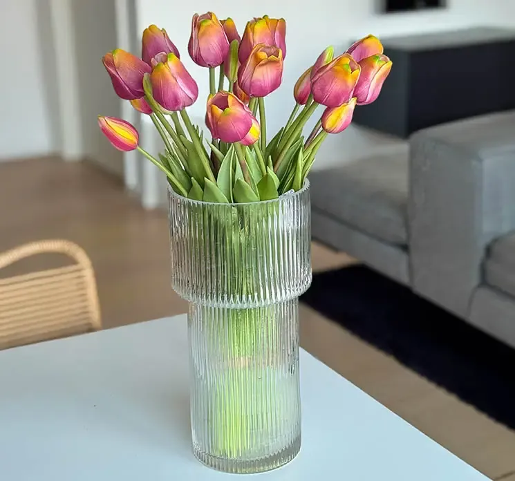 Kunstig tulipan buket i lilla af gummi og plast vist på spisebord i miljø