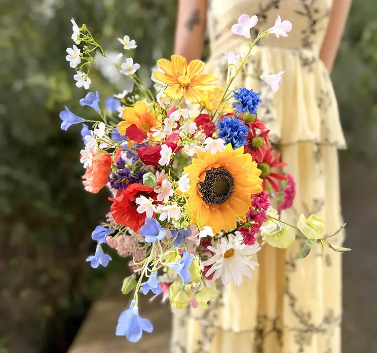vildt buket af mange forskellige kunstige blomster