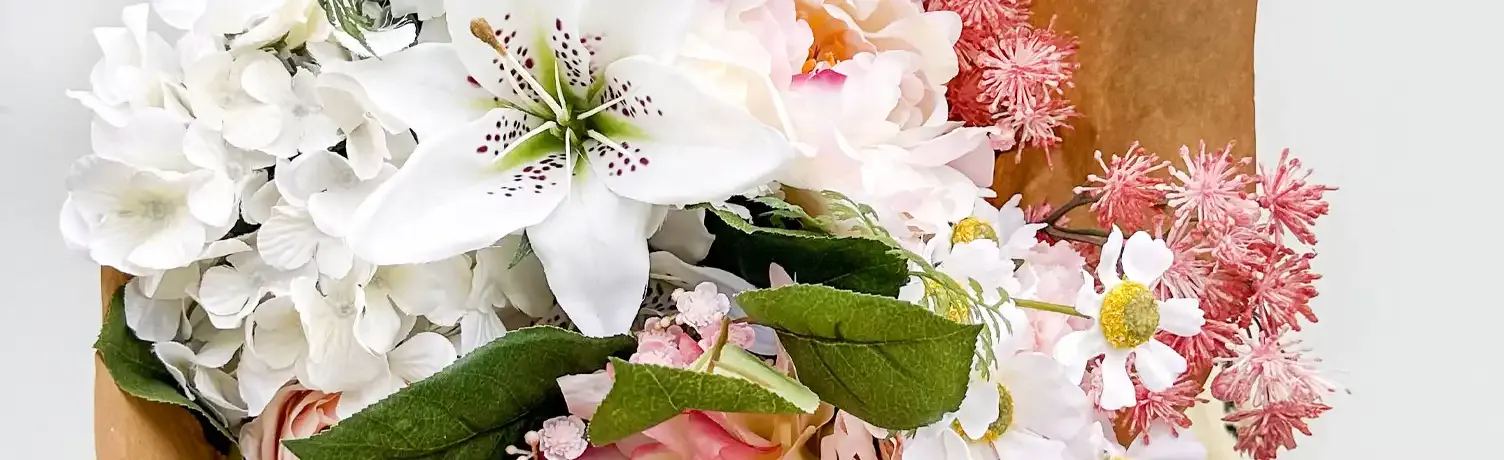 Kunstig buket med forskellige kunstige blomster