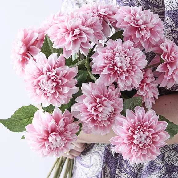 Flotte kunstige lyserøde dahlia / gerogriner samlet i fin og fyldig buket
