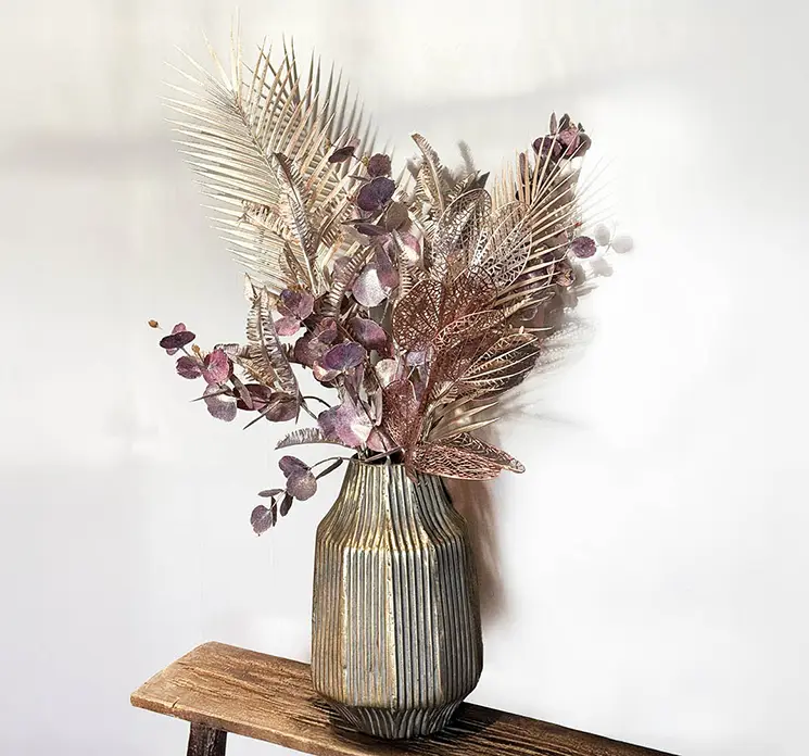 Kunstige grene af forskellige arter i metalliske farver sat i en metal vase som buket, god til f.eks. nytår