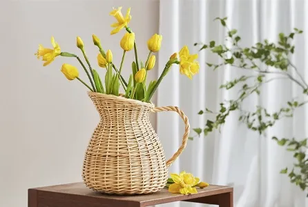 Flotte naturtro gul tulipaner og påskeliljer i skøn flette vase formet som en kande