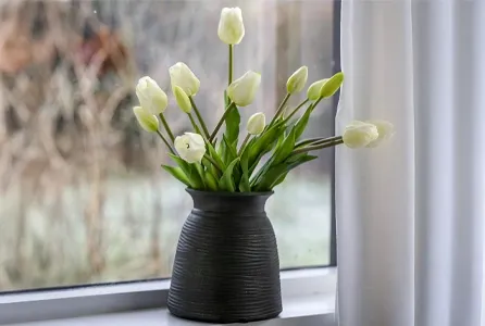 Kunstige hvide tulipanbuketter i dekorativ vase