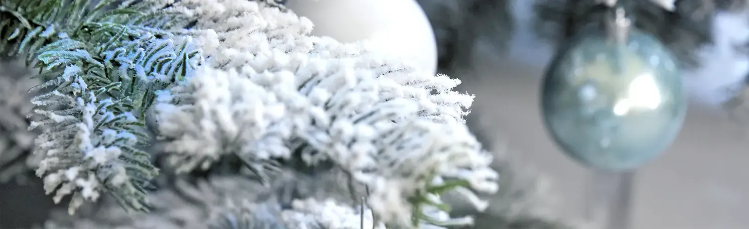 kunstig juletræ med sne