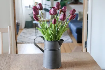 Kunstige tulipanbuketter i lilla sat i en fin metalkande