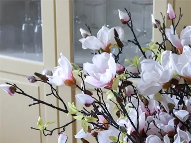 Flotte kunstige magnoliagrene