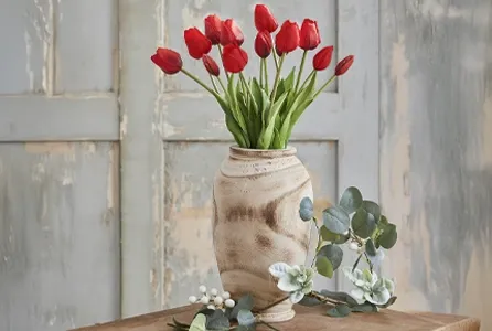 Flotte naturtro røde tulipaner i fin trævase af paulownia træ