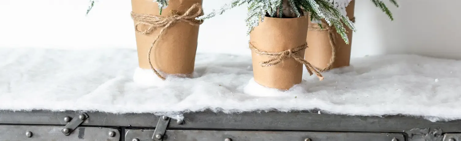 kunstig snetæppe langt som bund til juledekorationer