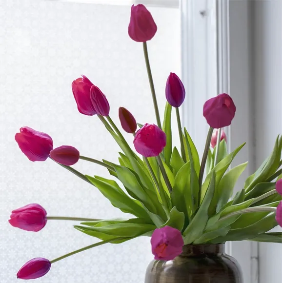 Flotte kunstige og naturtro pinkfarvede påskeliljer i vase