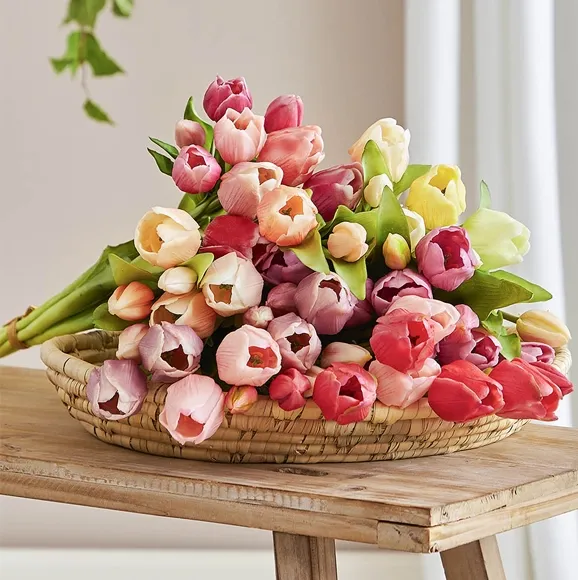 Flotte naturtro tulipaner i flere farver på flettet fad