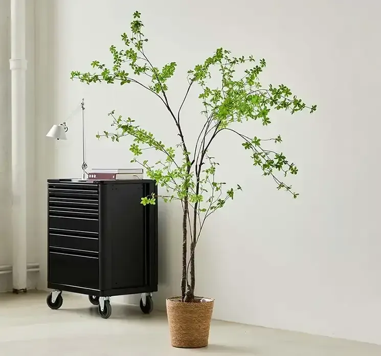 Flettet kurv med plast inderfor vist med kunstig Tropaeolum speciosum træ i kontor miljø